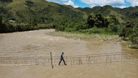 Jembatan ini menjadi akses alternatif warga setempat untuk mempersingkat jarak tempuh ke lahan pertanian mereka.