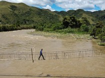 Pemkab Lutra dan Brimob Kerja Sama Perbaikan Jembatan Gantung di Pombakka