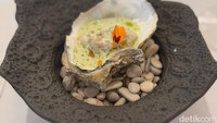 Dilanjut dengan olahan tiram yang dipadukan bersama smoked Oyster Creme yang gurih lembut. Ada sentuhan citarasa Indonesia di dalamnya melalui penggunaan minyak kemangi dan dabu-dabu. Foto: detikcom/Diah Afrilian