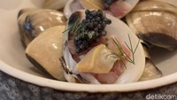 Menu pembukanya berupa deretan amouche Bouche yang unik. Seperti Charcoal Puff dan kerang tahu dengan topping kaviar yang segar. Foto: detikcom/Diah Afrilian