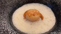 Di tangan chef Nic, pan-seared scallop dapat menjadi hidangan yang luar biasa. Ia memadukannya dengan clam chowder, minyak kucai, dan sambal mangga sehingga menghadirkan rasa gurih, asam, dan manis. Foto: detikcom/Diah Afrilian