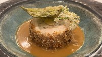 Selain seafood, ada Spring Chicken. Daging ayam yang juicy dan sangat lembut diisi dengan foie gras dan disajikan bersama Albufera Sauce khas Perancis namun rasanya mirip dengan bumbu sate pada sentuhan pertama di lidah. Foto: detikcom/Diah Afrilian