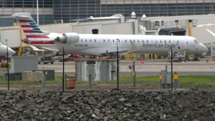 American Airlines menabrak pesawat American Airlines lainnya di Bandara Nasional Reagan Washington, AS.