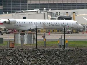 American Airlines Keluarkan Api, Penumpang Dievakuasi