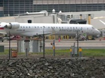 Pesawat American Airlines Putar Balik ke Bandara Usai Keluarkan Asap