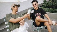 Bukti lain dari Arya Saloka yang hobi ngopi terlihat di foto berikut ini. Ia berpose dengan rekannya saat menikmati kopi hangat itu. Foto: Instagram @arya.saloka