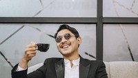 Ini momen lain dari Arya Saloka ketika menikmati kopi. Ia tersenyum manis dengan secangkir kopi hitam di genggamannya. Foto: Instagram @arya.saloka
