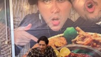 Tak hanya tempe goreng, tapi Arya Saloka juga menikmati sejumlah menu yang sedap. Ia mencicipi sepaket lengkap nasi tempong dengan lauk ikan goreng. Foto: Instagram @arya.saloka