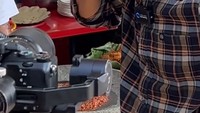Aktor yang terkenal karena sinetron Ikatan Cinta itu juga sempat diminta untuk mencicipi sambal batuk. Sambal itu dinikmati bersama tempe goreng. Foto: Instagram @arya.saloka
