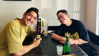 Momen lain dari Arya Saloka bersama piala penghargaannya. Ia bersama rekan kerjanya tampak berada di coffee shop. Foto: Instagram @arya.saloka