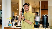 Ini momen Arya Saloka berada di sebuah coffee shop. Ia berpose dengan piala penghargaan untuk film Gadis Kretek. Foto: Instagram @arya.saloka