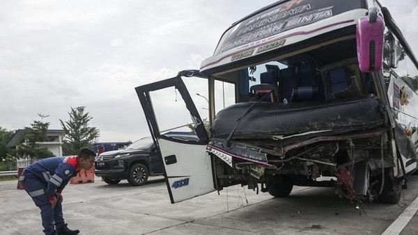 Begini Kondisi Bus Rombongan Bonek yang Kecelakaan di Tol Pekalongan