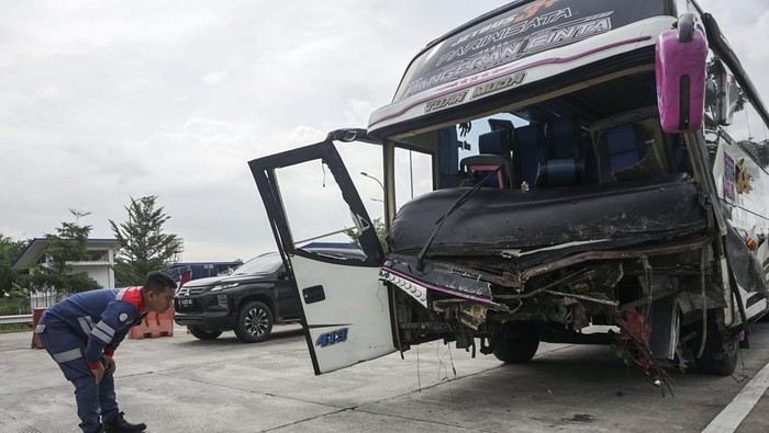 Begini Kondisi Bus Rombongan Bonek yang Kecelakaan di Tol Pekalongan Petugas tol Pemalang Batang Tol Road (PBTR) menunjukkan barang bukti mobil yang ringsek di Gerbang Exit Tol Bojong, Kabupaten Pekalongan, Jawa Tengah, Sabtu (12/4/2025). Kecelakaan yang melibatkan mobil yang diduga membawa rokok ilegal tanpa cukai dengan bus berpenumpang rombongan suporter tim Persebaya Surabaya tersebut mengakibatkan pengemudi mobil kritis dan satu korban penumpang mobil meninggal dunia. ANTARA FOTO/Harviyan Perdana Putra/YU