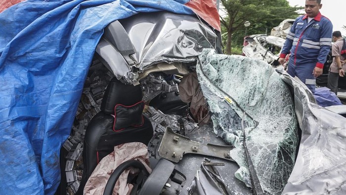 Begini Kondisi Bus Rombongan Bonek yang Kecelakaan di Tol Pekalongan Petugas tol Pemalang Batang Tol Road (PBTR) menunjukkan barang bukti mobil yang ringsek di Gerbang Exit Tol Bojong, Kabupaten Pekalongan, Jawa Tengah, Sabtu (12/4/2025). Kecelakaan yang melibatkan mobil yang diduga membawa rokok ilegal tanpa cukai dengan bus berpenumpang rombongan suporter tim Persebaya Surabaya tersebut mengakibatkan pengemudi mobil kritis dan satu korban penumpang mobil meninggal dunia. ANTARA FOTO/Harviyan Perdana Putra/YU