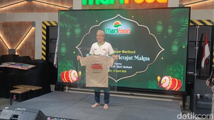 Bos Marimas Harjanto Salim berpose dengan kaus Marimas yang ia produksi pada 1995 di Semarang, Sabtu (12/4/2025).