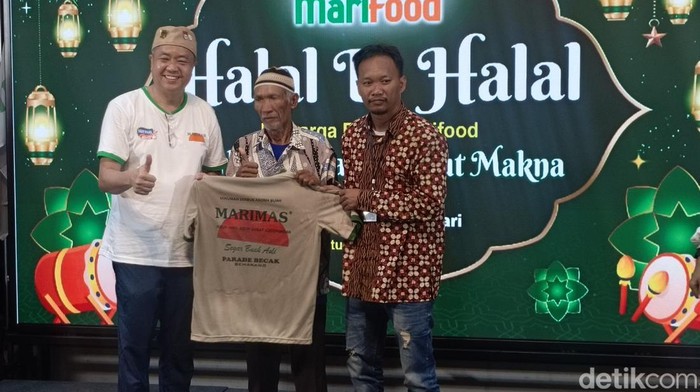 Bos Marimas Harjanto Halim dan pemenang sayembara cari kaus keluaran 1995 berhadiah Rp 30 juta, Sabtu (12/4/2025).