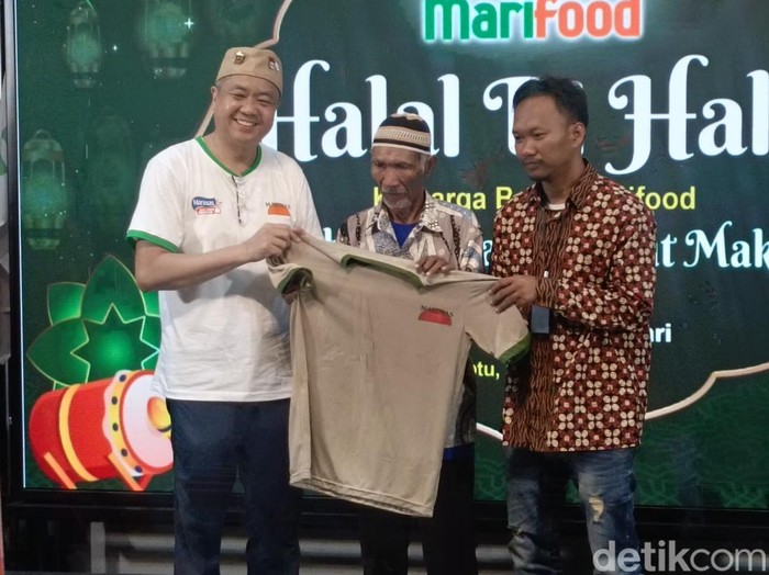 Bos Marimas Harjanto Halim dan pemenang sayembara cari kaus keluaran 1995 berhadiah Rp 30 juta, Sabtu (12/4/2025).