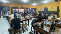 Warung makan iga ini memang sedang viral di Jogja. Tidak heran selalu ramai dikunjungi pelanggan. Jadi, kalau ke sini harus siap antre ya. Foto: Detikcom / Atiqa Rana
