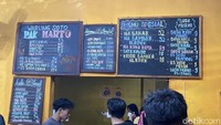 Berbagai menu ditawarkan oleh Iga Bajog. Selain iga, mereka juga punya menu sate koyor sampai sup. Harga makanannya mulai dari Rp 9 ribu saja. Foto: Detikcom / Atiqa Rana