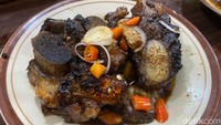 Seporsi iga bakar terdiri dari potongan kecil 4 sampai 5 iga. Disiram dengan kuah bumbu kecap spesial. Iganya lembut dan rasanya dominan manis. Foto: Detikcom / Atiqa Rana