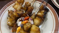 Selain iga, ada juga sate koyor yang terdiri dari 5 tusuk. Harganya Rp 18.000, lemaknya tebal, kenyal, gurih, dan meleleh di mulut. Tertarik coba?  Foto: Detikcom / Atiqa Rana