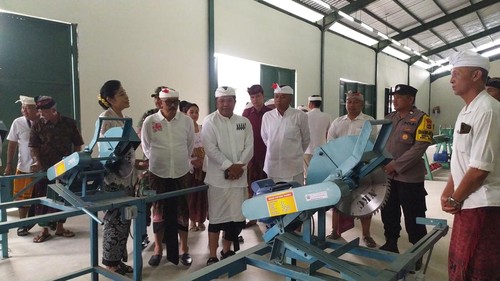 Bupati Bangli Sang Nyoman Sedana Arta bersama Wakil Bupati Bangli I Wayan Diar meresmikan Gedung Sentra IKM Bambu di Banjar Kayuambua, Desa Tiga, Kecamatan Susut Bangli, Sabtu (12/4/2025). (Pemkab Bangli)