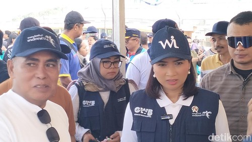 Bupati Manggarai Barat Edistasius Endi (kiri) dan Wamenpar Ni Luh Puspa di Labuan Bajo, Sabtu (12/4/2025).