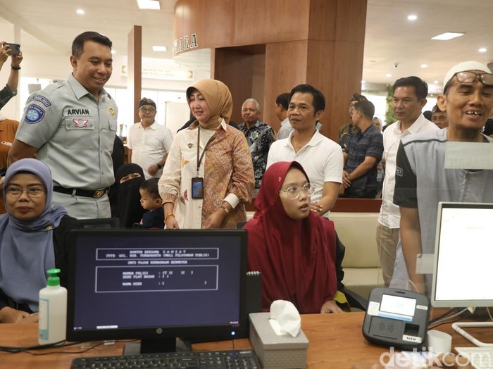 Bupati Purwakarta, Saepul Bahri Binzein saat meninjau MPP Bale Madukara
