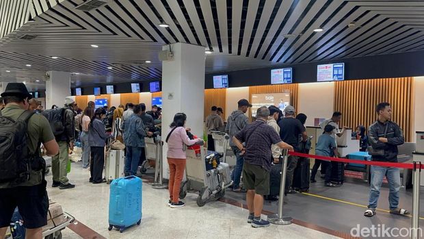 Calon Penumpang di Bandara Juanda Calon Penumpang di Bandara Juanda