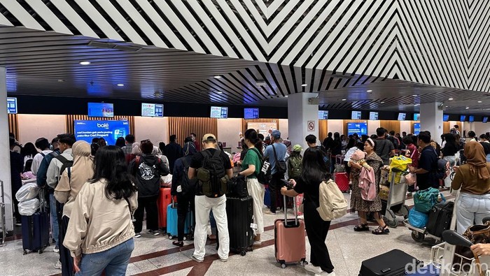 Calon Penumpang di Bandara Juanda