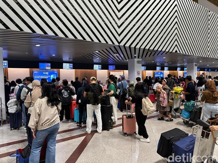 Calon Penumpang di Bandara Juanda