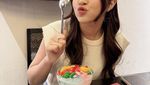 Cantiknya Elsa Japasal, Saat Jajan Gorengan hingga Nasi Padang