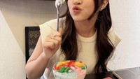 Es buah dengan potongan jelly hingga topping lainnya jadi salah satu dessert kesukaan Elsa. Foto: Instagram @elsaajapasal/YouTube