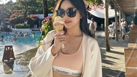 Liburan ke Bali, Elsa pamer momennya makan es krim sambil bersantai di tepi kolam renang. Foto: Instagram @elsaajapasal/YouTube