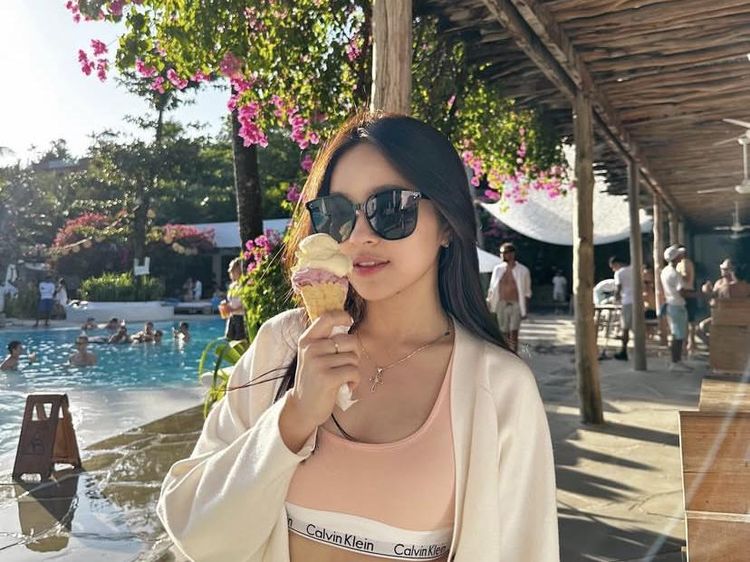Cantiknya Elsa Japasal, Saat Jajan Gorengan hingga Nasi Padang