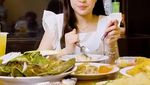 Cantiknya Elsa Japasal, Saat Jajan Gorengan hingga Nasi Padang