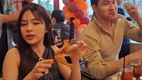 Datang ke acara pembukaan resto Padang milik Deddy Corbuzier yaitu Gadang Barubah, Elsa puas makan nasi Padang. Foto: Instagram @elsaajapasal/YouTube