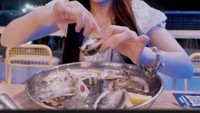 Selain nasi Padang, Elsa tampak antusias menyantap tiram mentah yang masih segar. Tak lupa ia menambahkan perasan lemon. Foto: Instagram @elsaajapasal/YouTube