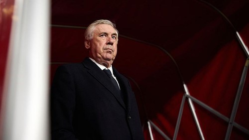 LONDON, ENGLAND - APRIL 08: Manager of Real Madrid Carlo Ancelotti arrives down the tunnel during the UEFA Champions League 2024/25 Quarter Final First Leg match between Arsenal FC and Real Madrid C.F. at Arsenal Stadium on April 08, 2025 in London, England. (Photo by Julian Finney - UEFA/UEFA via Getty Images)