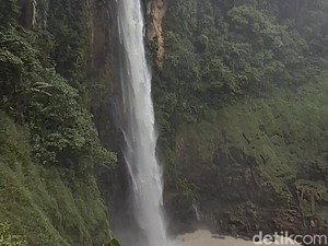 Indahnya Air Terjun Curup Besemah di Pagar Alam yang Dikelilingi Perbukitan