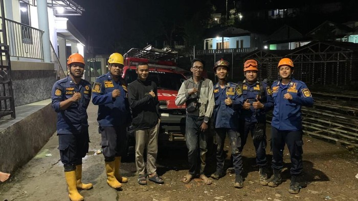 Damkar selamatkan kurir paket nyasar ke Bukit Hambalang, Bogor, Jawa Barat.