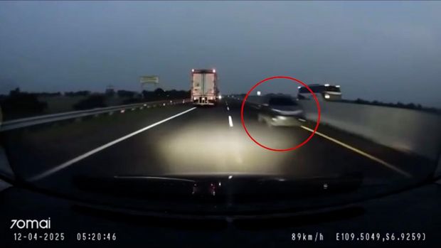 Detik-detik Honda BRV lawan arah di Tol Pekalongan terekam dashcam mobil. Diketahui peristiwa ini berujung pada kecelakaan maut dengan bus.