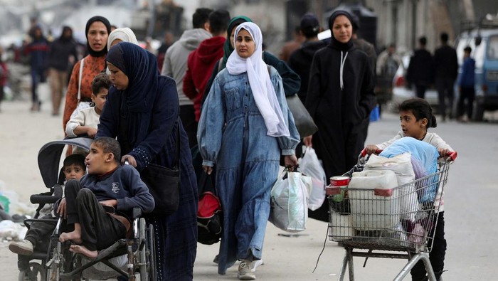 Palestinians make their way with belongings as they flee areas in the eastern part of Gaza City, after the Israeli army issued evacuation orders, in Gaza City, April 11, 2025. REUTERS/Dawoud Abu Alkas