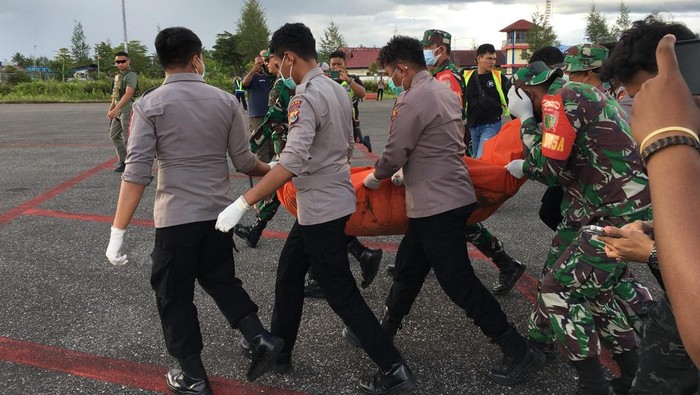 Sejumlah petugas mengevakuasi korban pembunuhan Kelompok Kriminal Bersenjata (KKB) di Bandar Udara Nop Goliat, Kecamatan Dekai, Kabupaten Yahukimo, Provinsi, Papua Pegunungan, Jumat (11/4/2025). Satuan Tugas (Satgas) Operasi Damai Cartenz berhasil mengidentifikasi enam dari 11 pendulang emas yang tewas dibunuh KKB di Muara Kum, Kabupaten Yahukimo, Papua Pegunungan, dan lima orang pendulang lainnya masih dilakukan identifikasi identitasnya oleh aparat gabungan TNI dan Polri .ANTARA FOTO/Humas Satgas Damai Cartenz/gst/YU