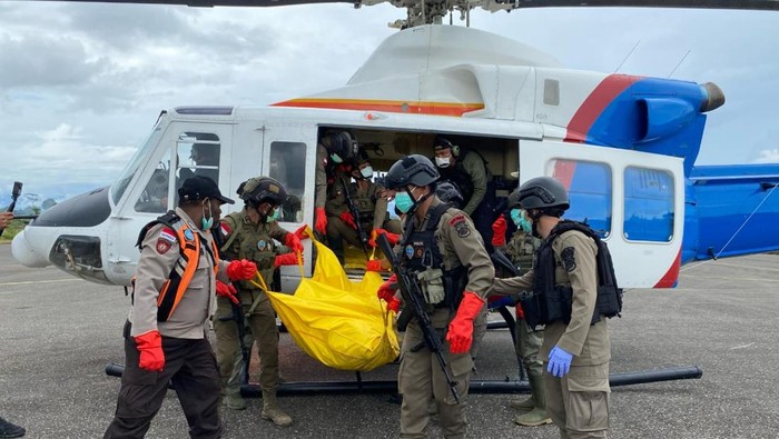 Sejumlah petugas mengevakuasi korban pembunuhan Kelompok Kriminal Bersenjata (KKB) di Bandar Udara Nop Goliat, Kecamatan Dekai, Kabupaten Yahukimo, Provinsi, Papua Pegunungan, Jumat (11/4/2025). Satuan Tugas (Satgas) Operasi Damai Cartenz berhasil mengidentifikasi enam dari 11 pendulang emas yang tewas dibunuh KKB di Muara Kum, Kabupaten Yahukimo, Papua Pegunungan, dan lima orang pendulang lainnya masih dilakukan identifikasi identitasnya oleh aparat gabungan TNI dan Polri .ANTARA FOTO/Humas Satgas Damai Cartenz/gst/YU