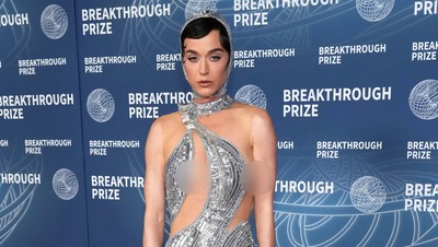 Foto: Gaya Seksi-Futuristis Katy Perry Jelang ke Luar Angkasa