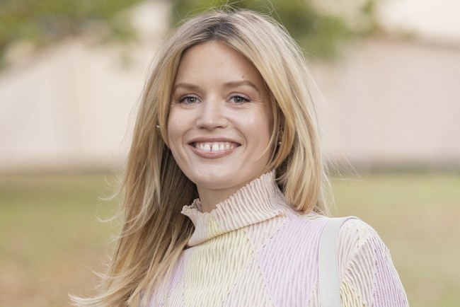 Georgia May Jagger. Putri dari Mick Jagger dan Jerry Hall ini mewarisi celah gigi depan sang ibu, dan menjadikannya ciri khas yang membedakannya dari model lain. Gap tooth ini jadi simbol dari keunikan dan warisan gaya 90-an yang masih relevan. Foto: Vianney Le Caer/Invision/AP/Vianney Le Caer