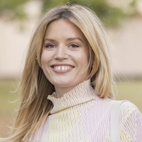 Georgia May Jagger. Putri dari Mick Jagger dan Jerry Hall ini mewarisi celah gigi depan sang ibu, dan menjadikannya ciri khas yang membedakannya dari model lain. Gap tooth ini jadi simbol dari keunikan dan warisan gaya 90-an yang masih relevan. Foto: Vianney Le Caer/Invision/AP/Vianney Le Caer