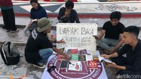Acara tersebut dihadiri dari berbagai komunitas dan mahasiswa, yakni Aliansi Pelajar Kalteng, Aksi Kamisan Kalteng serta dari mahasiswa. Satpol PP Palangka Raya turut menjaga keamanan selama acara. Foto: Ayuningtias Puji Lestari/detikKalimantan