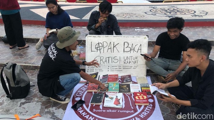 Germis Palangka Raya gelar persami dan lapak baca gratis di depan DPRD Kalteng.